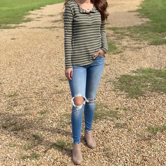 ✨LAST✨🍾Distressed Knee Kancan🍾 - Picture 6 of 8